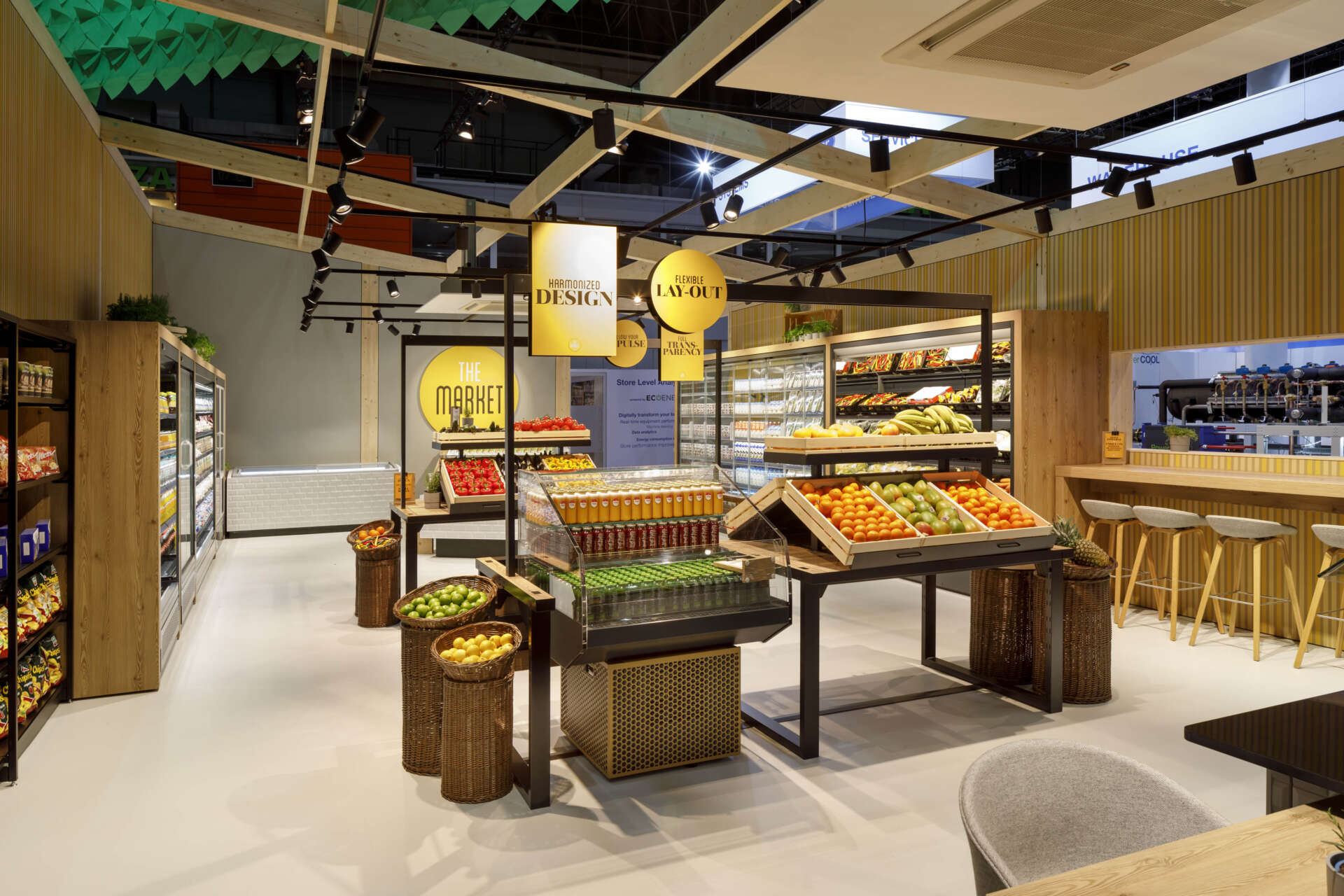 Ein nachgebauter Supermarkt mit Ausstellungsstuecken auf dem Carrier EuroShop 2020 Messestand