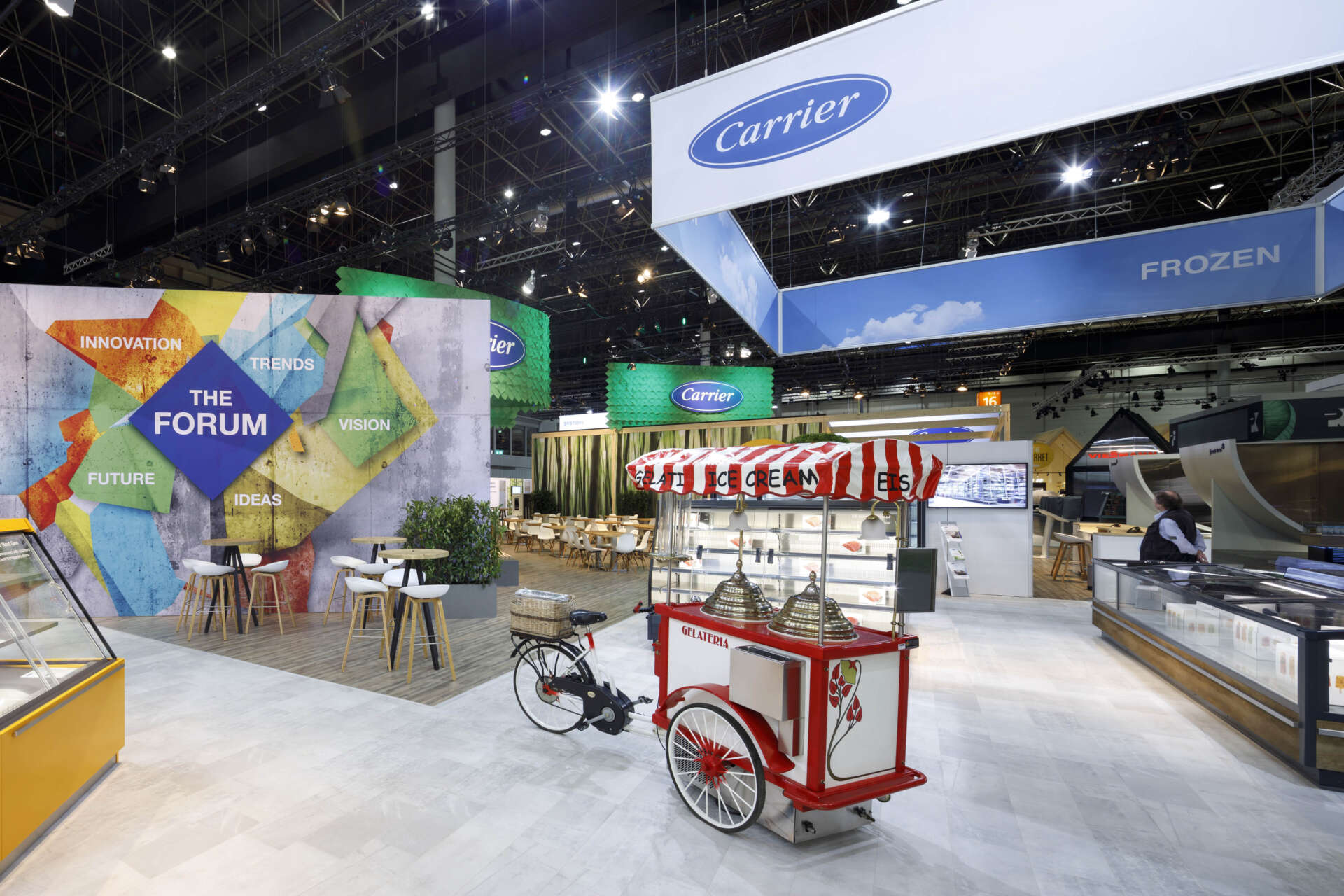 Ein Meetingbereich mit Fahrrad als Eisstand auf dem Carrier EuroShop 2020 Messestand