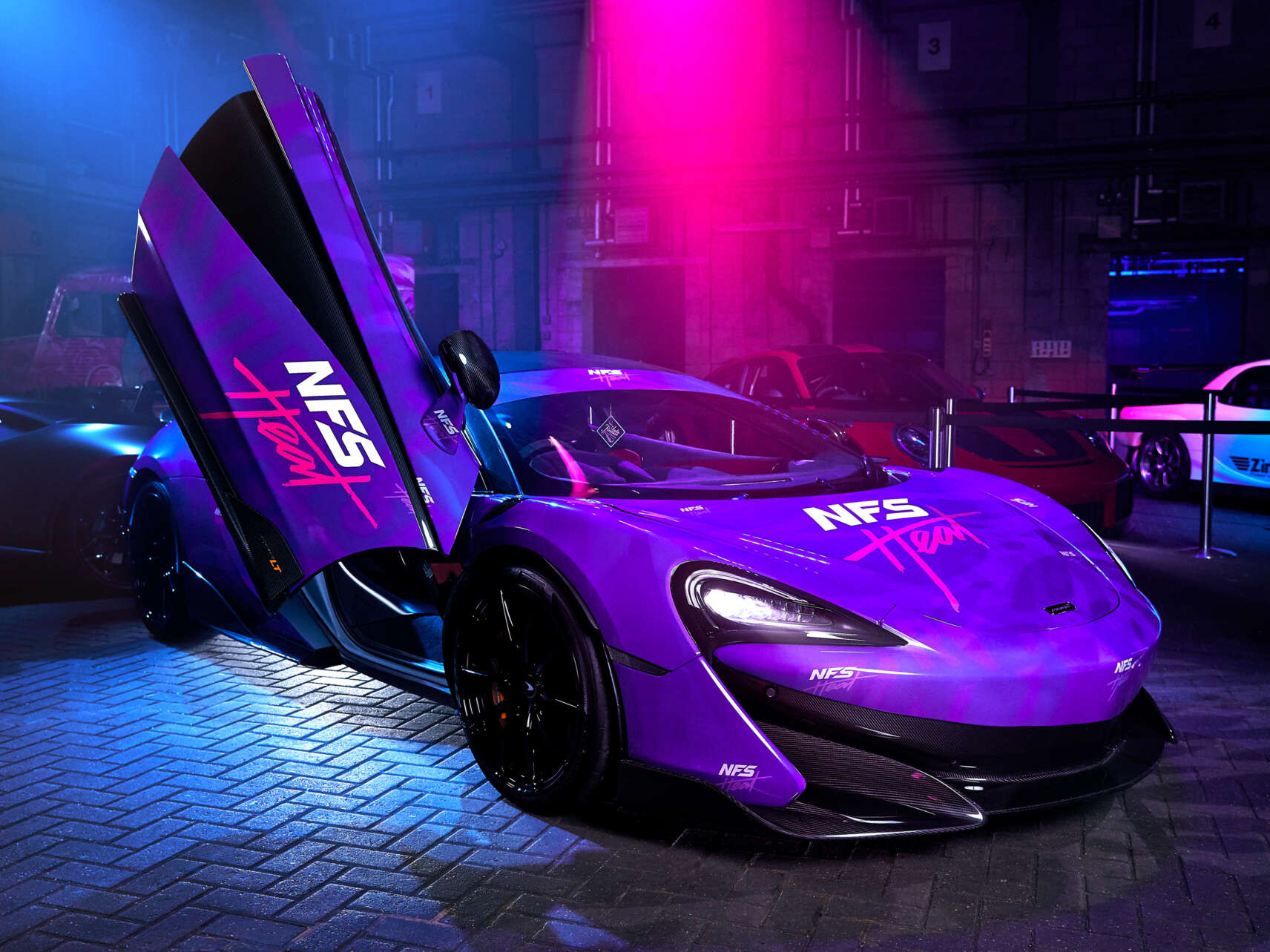 Ein lila Sportwagen mit offener Fluegeltuer und Need for Speed Branding auf einem EA Produktlaunch