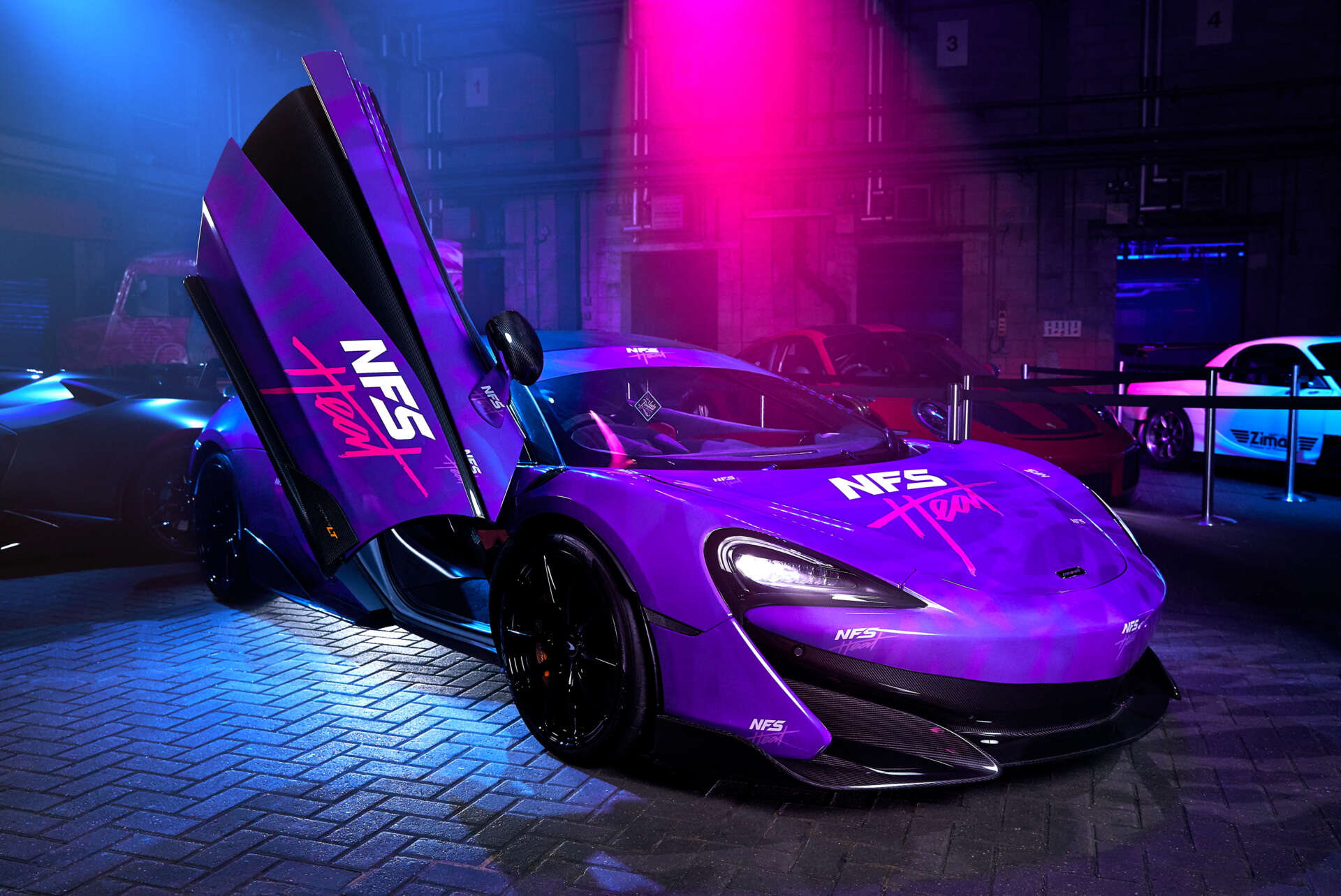 Ein lila Sportwagen mit offener Fluegeltuer und Need for Speed Branding auf einem EA Produktlaunch