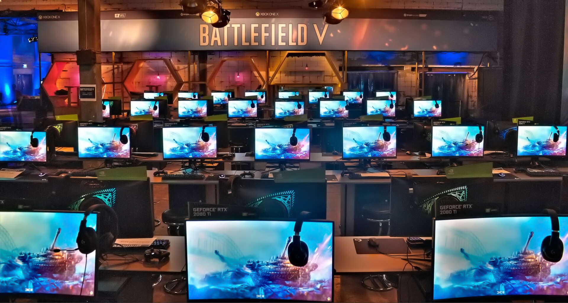 Mehrere Reihen Gaming-PCs und ein Battlefield V Branding am Ende der Halle