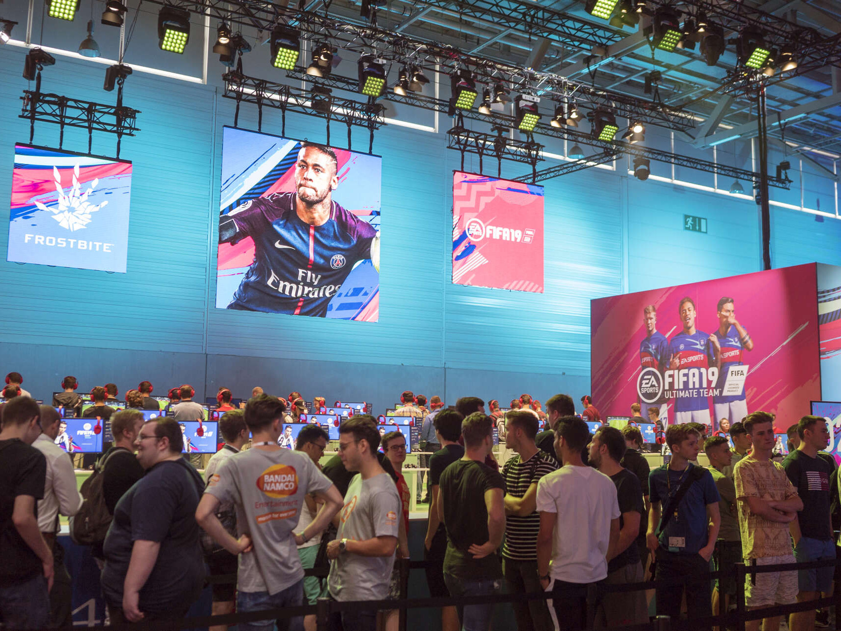 Der Fifa-19-Bereich mit Publikum auf dem EA-Messestand auf der gamescom 2018