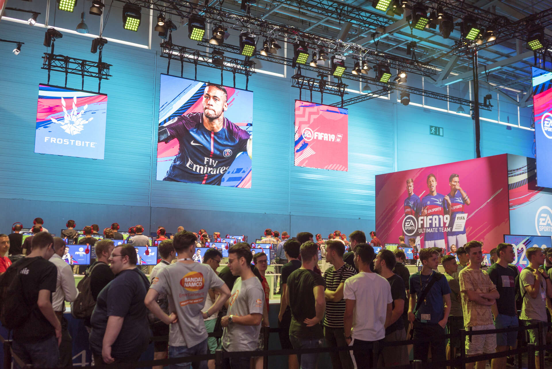 Der Fifa-19-Bereich mit Publikum auf dem EA-Messestand auf der gamescom 2018