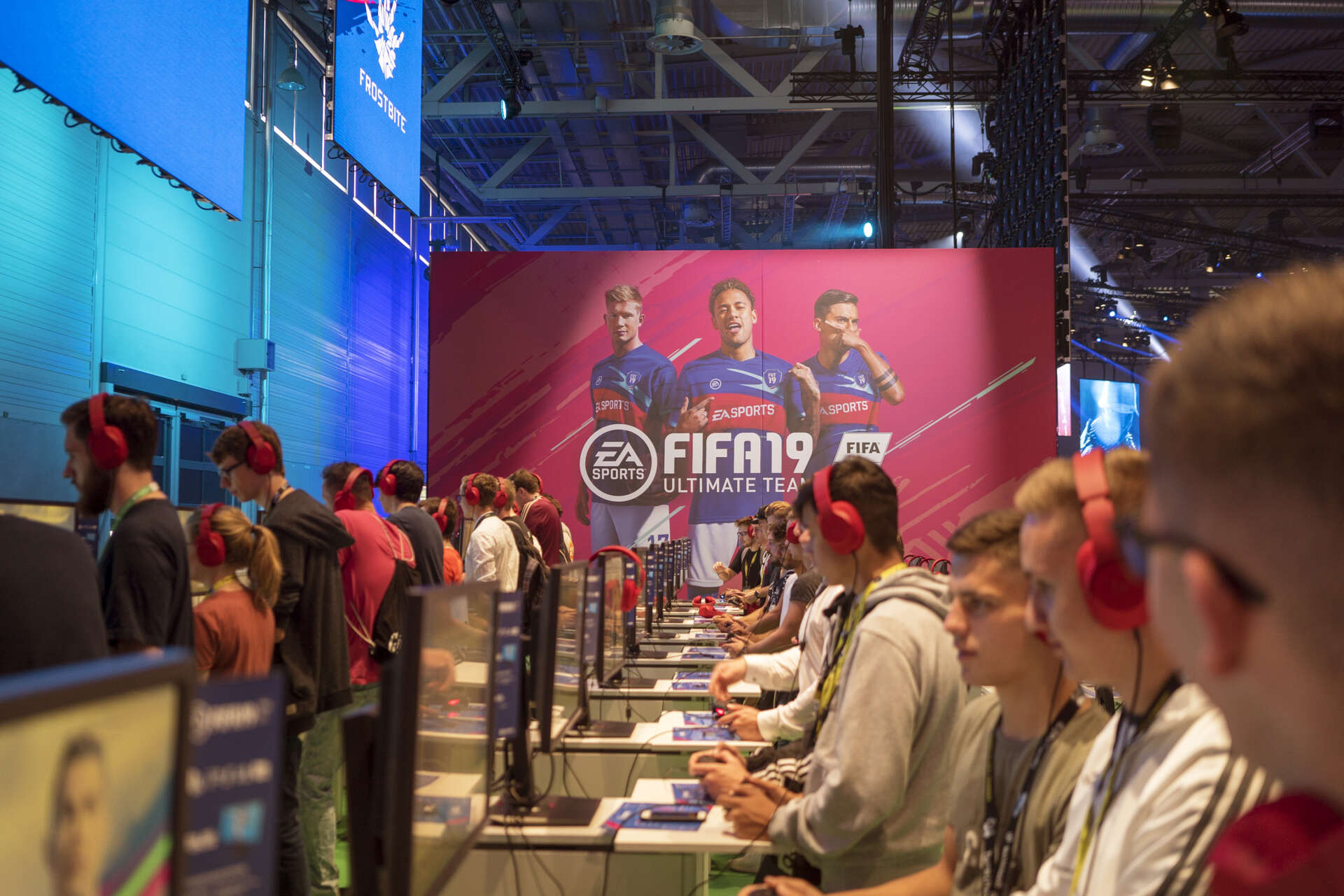 Gaeste spielen Fifa 19 auf dem EA-Messestand auf der gamescom 2018