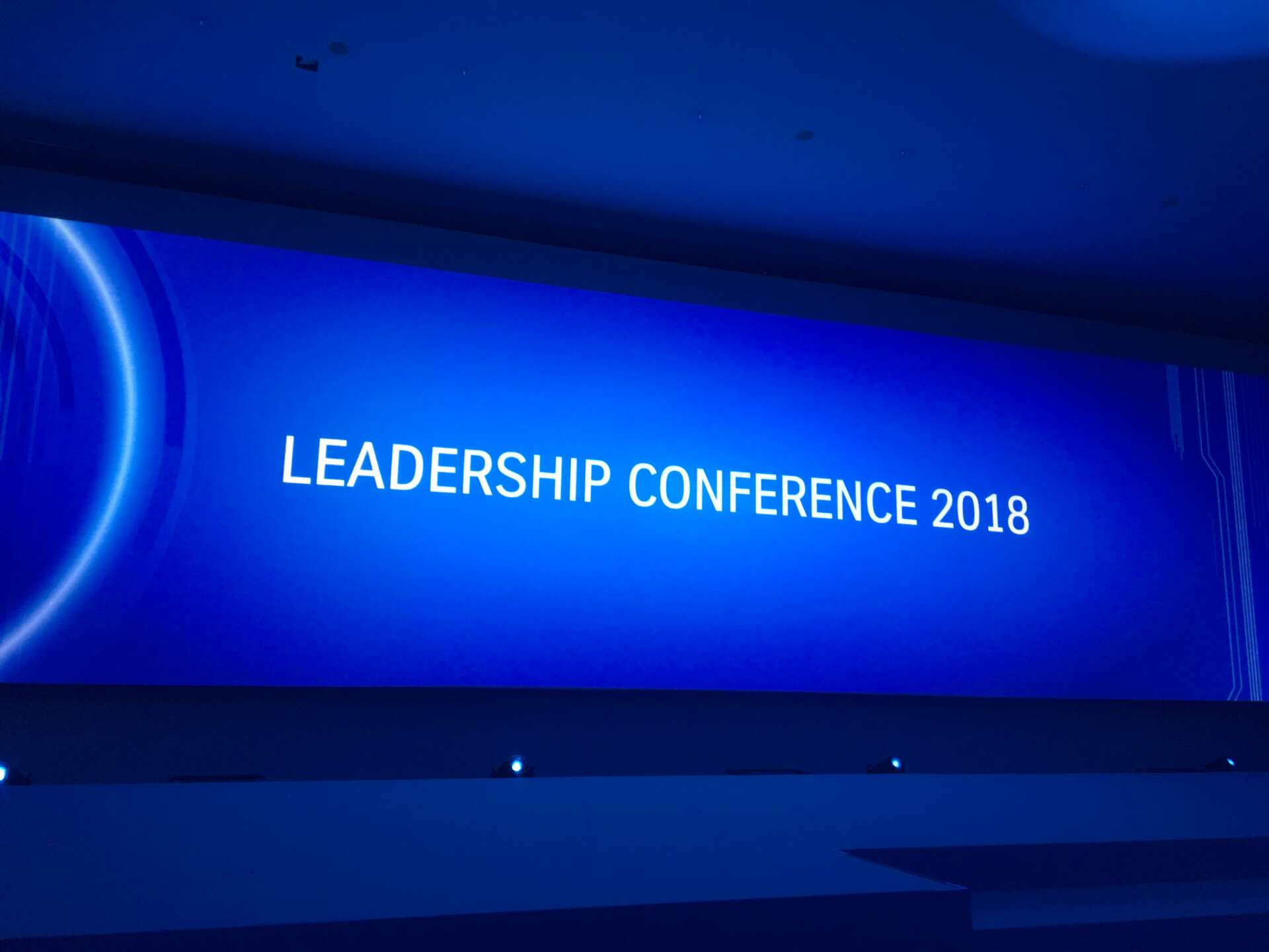Die Buehne auf Thyssenkrupp Leadership Conference 2018 mit eingeschalteter Showbeleuchtung
