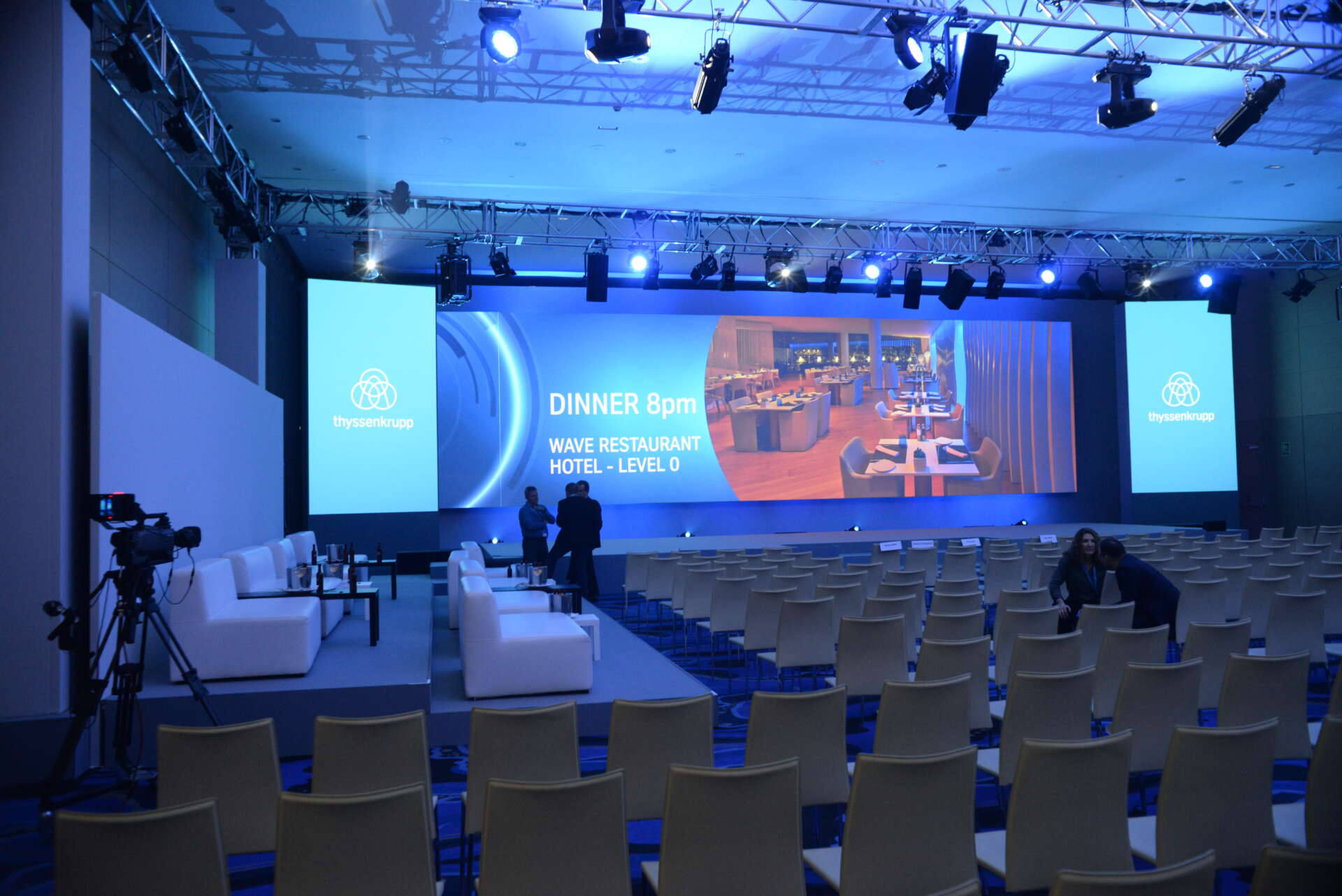 Die Buehne und der Zuschauerraum auf Thyssenkrupp Leadership Conference 2018 mit eingeschalteter Showbeleuchtung