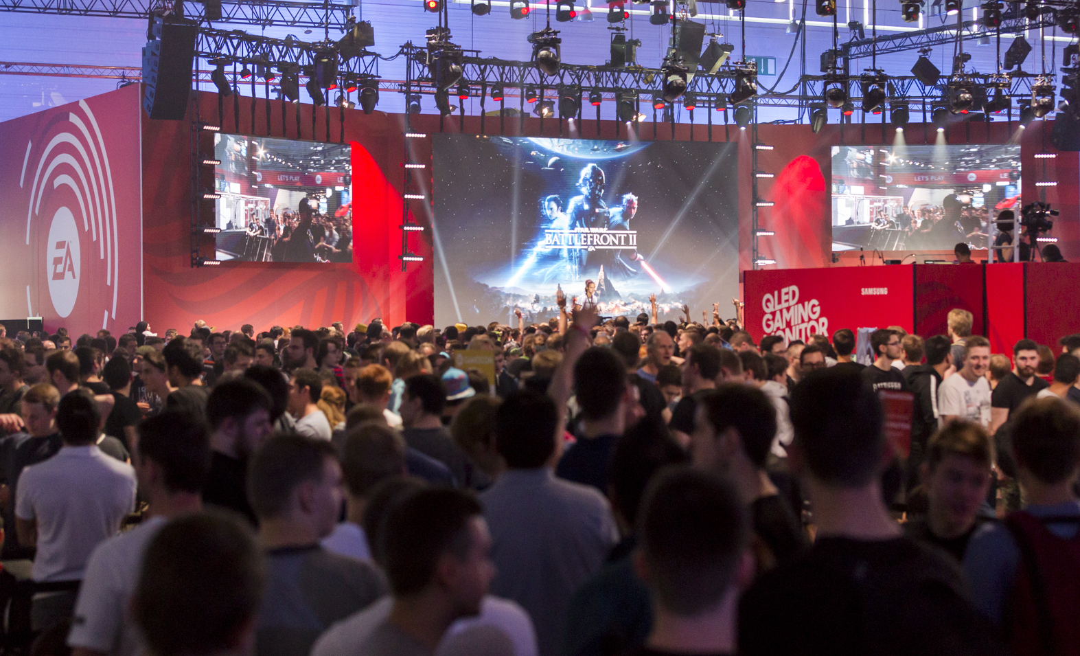 Besuchermassen vor der Buehne auf dem EA Messestand auf der gamescom 2017