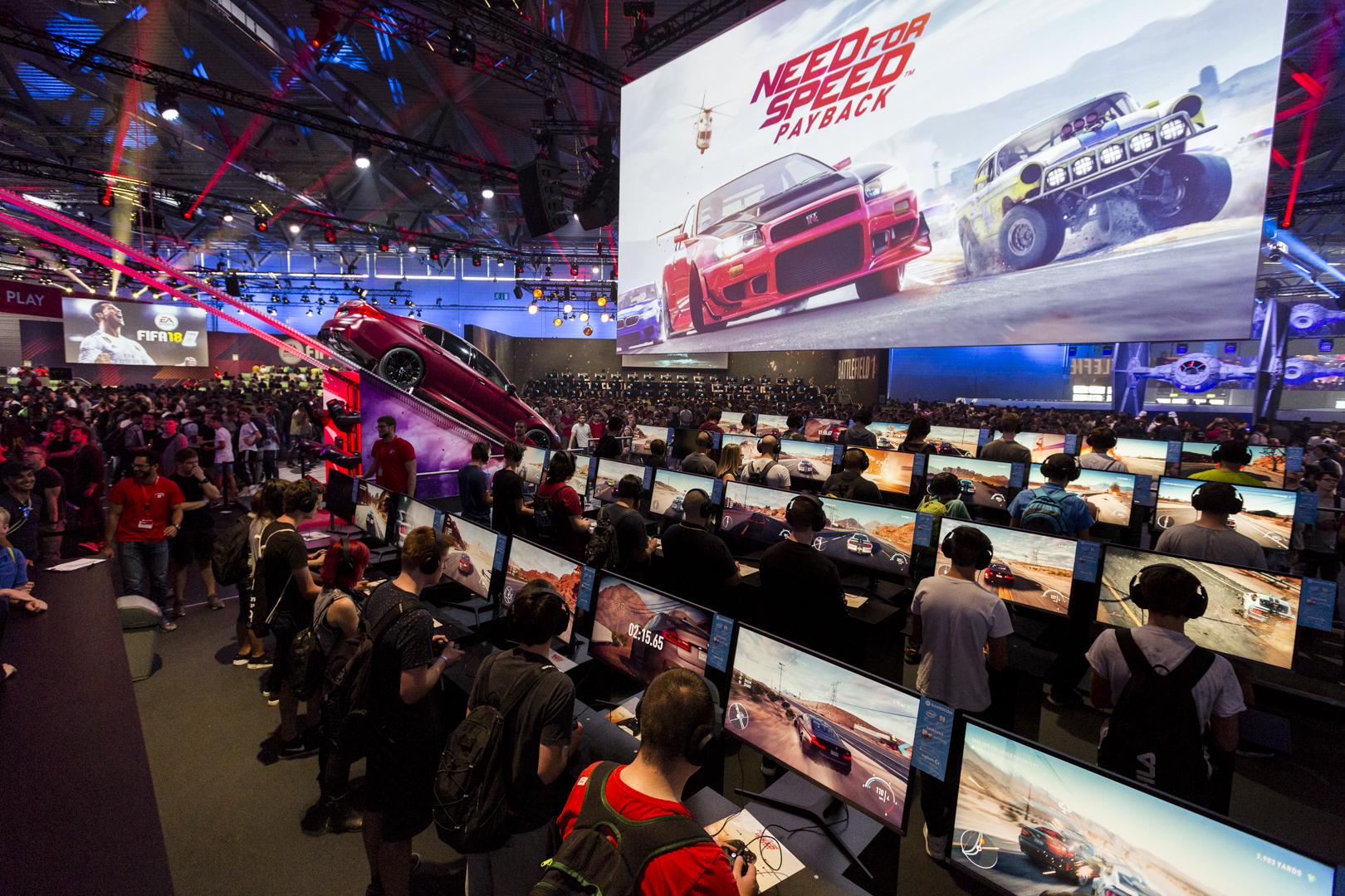 Gaeste spielen Need for Speed auf dem EA gamescom Stand 2017