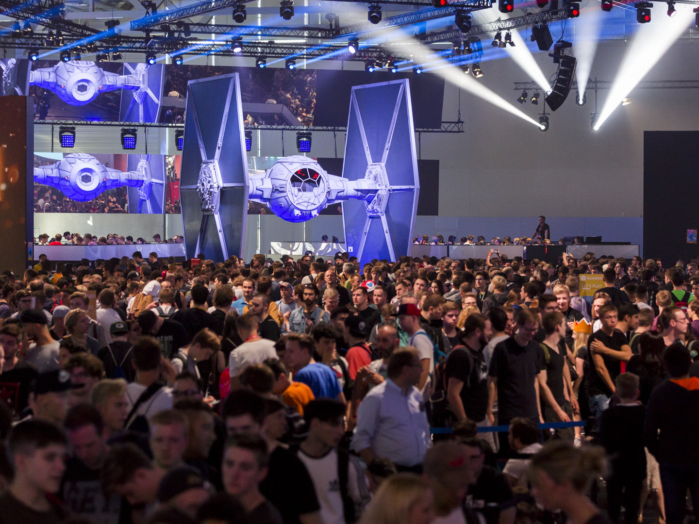 Ein Star Wars Raumschiff steht auf dem EA gamescom Stand 2017 hinter den Besuchermassen
