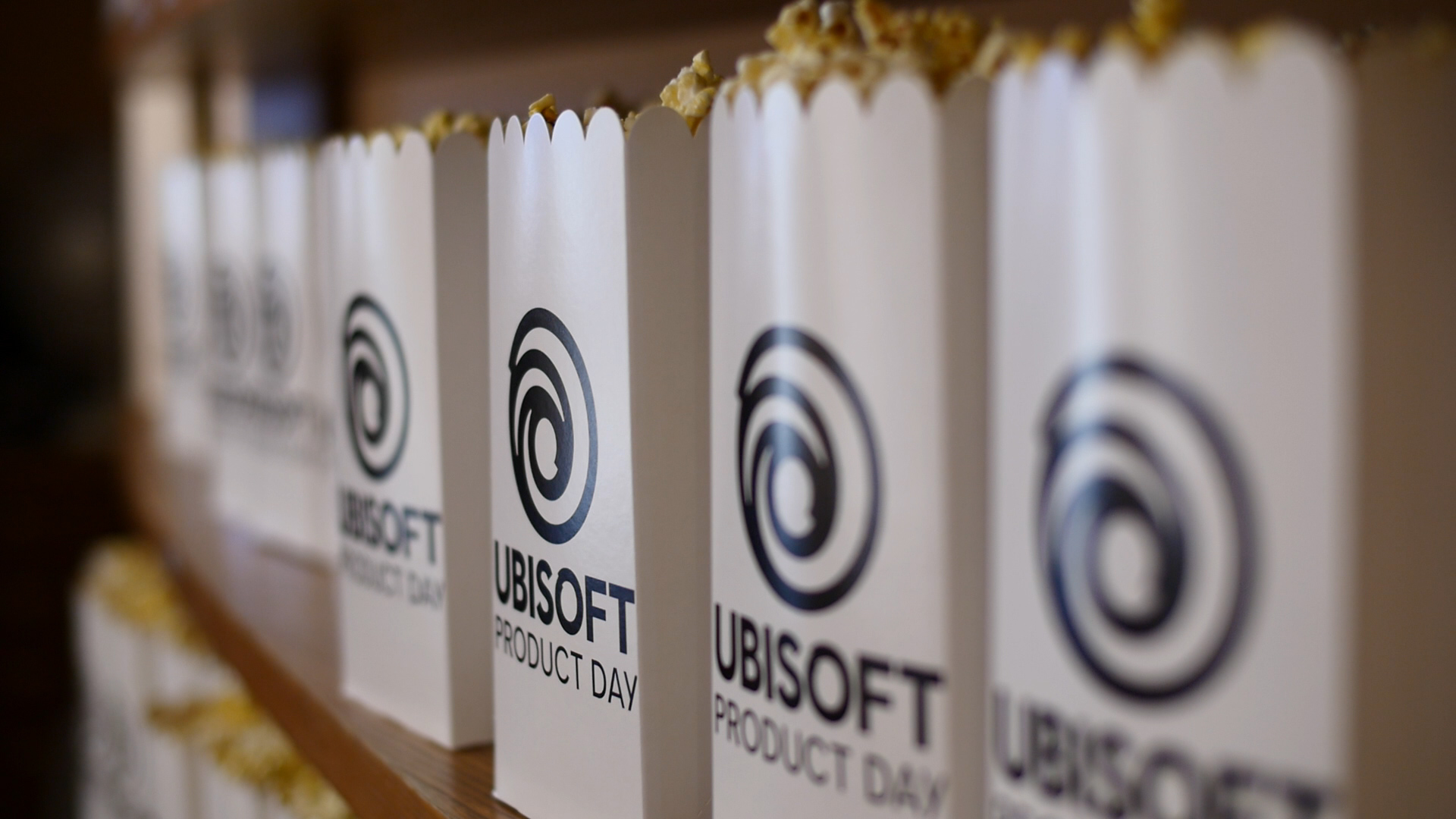 Gefuellte Popcorntueten mit Ubisoft-Aufdruck stehen in einer Reihe
