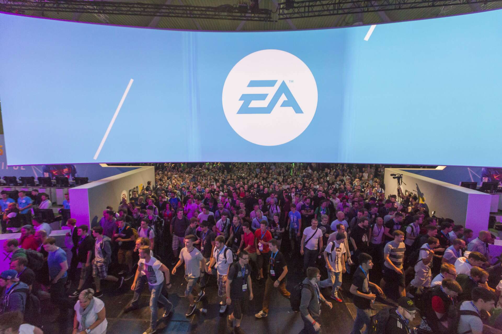 Besucher betreten bei der Eroeffnung den EA-Stand auf der gamescom 2015